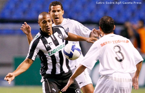 Victor Simões disputa bola com Léo (3) e Fabiano Eller
